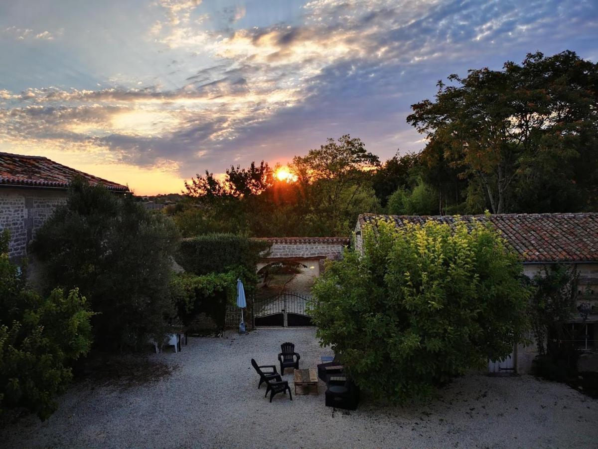 Gite Le Bonheur Hiersac Esterno foto