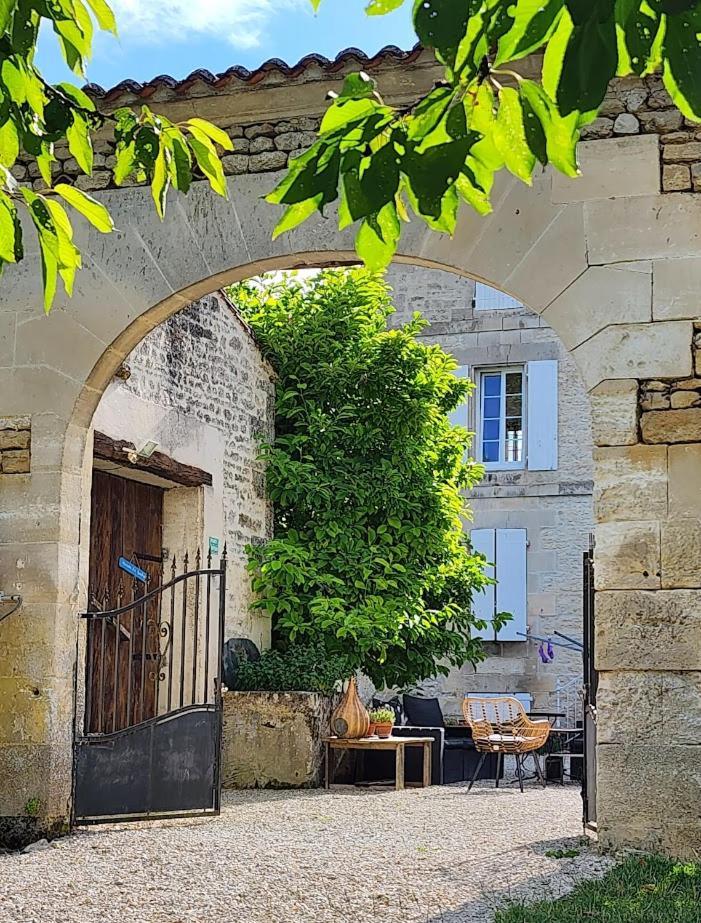 Gite Le Bonheur Hiersac Esterno foto
